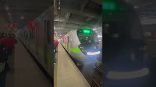 台鐵北上EMU900型區間車進站-七堵火車站🚄🛤️