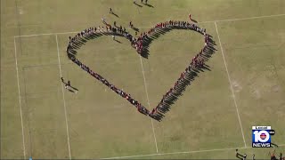 Community honors Parkland's 17 on Valentine's Day