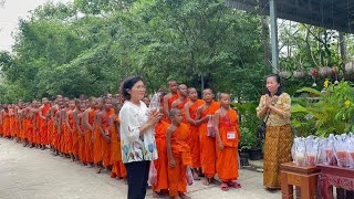 ញោមញាតិមកប្រគេនភេសជ្ជៈព្រះសង្ឃជាសមណសិស្សទាំងអស់។|វត្តព្រៃស្ពឺ