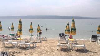 Der bekannte Sandstrand in Crikvenica (Kroatien)