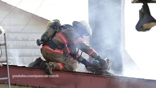 Firemen cutting open roof with circular and chainsaw - Incendie Brossard 9-30-2014