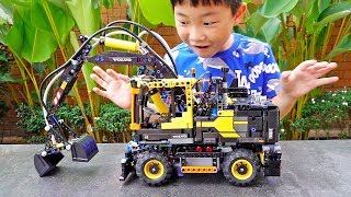 예준이의 포크레인 중장비 자동차 장난감 조립놀이 도와주기 Excavator Car Toy Assembly