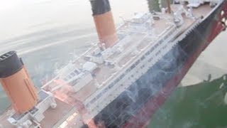 Model Titanic Sinks & Splits