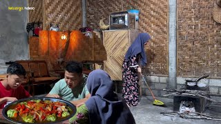 clean the kitchen, continue cooking lettuce rolls filled with spicy chicken sauce, village cuisine