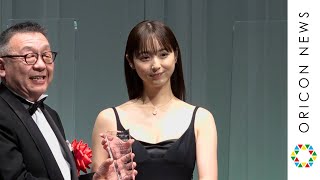 佐々木希、胸元全開ドレスで美肌披露　ジュエリーが似合う30代に選ばれ「人生に欠かせない物」　『第33回 日本ジュエリーベストドレッサー賞』表彰式