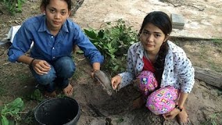 Amazing Two girls Deep Hole Fishing - How To Fishing in Battambang - Cambodia Fishing