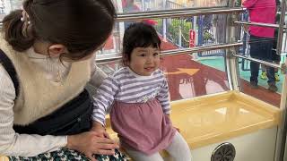 産まれて初めて観覧車に乗る２歳児　A 2-year-old riding a Ferris wheel for the first time in her life