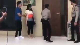 Polisi Dobrak Pintu, dan Lihat Apa yang Terjadi...