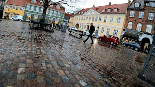 Køge Torv. Stod i tørvejr ved Pølsekiosken og lod kameraet køre.