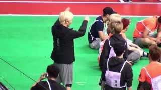 150810 아육대 몬스타엑스 민혁 갓세븐 잭슨이랑 서로 팬들에게 인사하기 ㅋㅋ