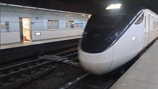 442次樹林發車開往台東的EMU3000型十二輛編組EMU3007皮蛋豆腐騰雲號紅色帶新城際自強號列車，和2033次七堵發車經由海線開往彰化的銀綠色微笑號EMU900型十輛一編組EMU908區間快車