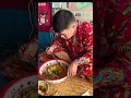 一直以为狗不吃是敷衍我，结果狗来了，闻闻真没吃～ 剩菜剩饭 东北牤蛋儿 东北农村 农村生活 剩菜剩饭 美食 奇葩美食 吃播挑战 拌面 黑暗料理 food challenge