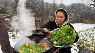 大雪天气，摘一盆蔬菜简单做个羊肉火锅 snowy day, pick some vegetables to make lamb hotpot