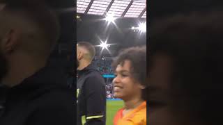 ❌ ¡Silvaron el himno de la Champions! Aficionados en Manchester silvan el himno