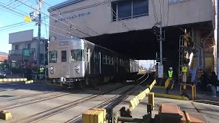 「試運転」表示で団体客を乗せ駅を通過した、長野電鉄3500系O2編成。(スマホで撮影)