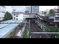 目黒駅上の陸橋から見た到着～出発する山手線外回りe235系と通過する埼京線下りe233系