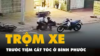 Camera ghi cảnh bắt nghi phạm trộm xe máy trước tiệm cắt tóc ở Bình Phước