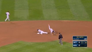 DET@Min: Dozier swipes second base in the 1st inning