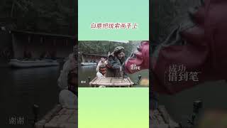 白鹿在线求投喂  鹿鹿子居然把线索画手上 #奔跑吧11