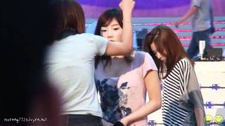 [Fancam] 100629 Taeyeon's Listening To Staff @ National Festival