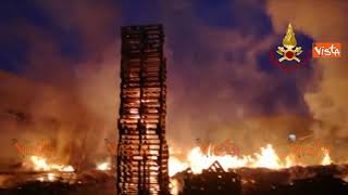 Incendio nel torinese: fiamme altissime nella fabbrica di bancali in legno