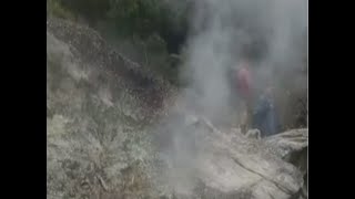 Militares captaron cómo sale humo proveniente del Nevado del Ruiz por el piso por donde caminan