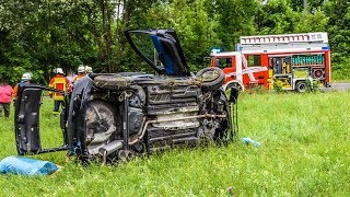 UNFALL MIT FAHRANFÄNGERIN - [PKW mehrfach überschlagen] - Feuerwehr im Einsatz