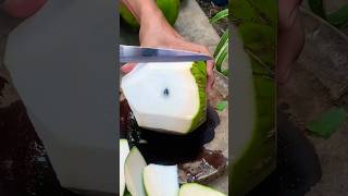 Another style of coconut cutting! Fresh young coconut juice #shorts #cuttingskills #coconut