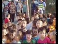 准载8人面包车 塞入66个孩子 66 kids in a mini bus