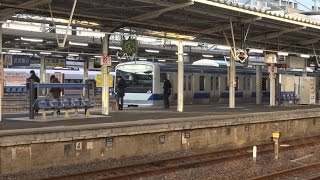 水戸駅に到着する上野東京ライン常磐線特急ひたちE657系と出発する常磐線下りE531系