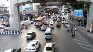 タイランド2012 バンコク 沢山の車で渋滞しているラーマ1世通り