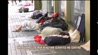 Comerciantes do Centro de BH alegam que moradores de ruas afastam clientes