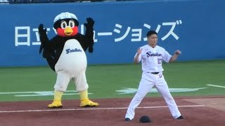 つば九郎、中村悠平のストレッチをマネする 2023/7/29