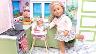 Mama doll is cooking healthy meal for the baby! Play Dolls family routine