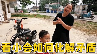 爺爺要帶孫女去理髮，兒媳的舉動惹怒公公，看小會如何化解矛盾