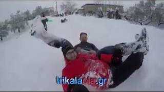 Παραδοσιακά παιχνίδια στο χιόνι snowboard τσουλήθρα σακούλες λιπασμάτων Πλάτανος Τρικάλων 11-1-2017