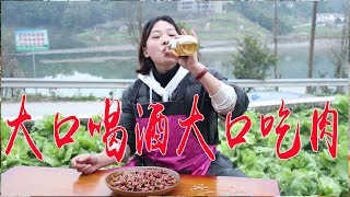 Qiumei made toothpick meat in the country, made a pot at a time, and drank a bottle of beer.