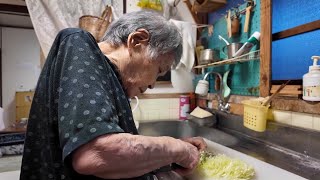 【私は怪物】2度のガンを経験した100歳おばあちゃん夕食を作る