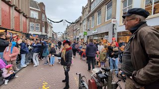 Drukte tijdens de Sinterklaasintocht in Gouda op 16 november 2024