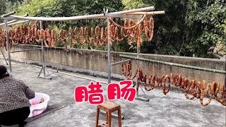 臘腸已經晾曬起來，下一步準備醃製排骨豬蹄，大家都忙得不可開交【90後寶媽雯雪】