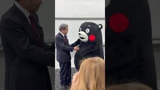 蒲島郁夫前熊本知事とくまモンが熊本で再会！#kumamon #かわいい #くまモン #熊本熊 #蒲島郁夫東京大学名誉教授 #蒲島郁夫前熊本県知事 #くまモン学研究会 #再会