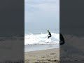 小波も楽しむスキムボード @natsumiskim skimboarding 波打ち際 beach