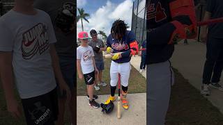 Acuña Jr. Broke His Bat During Practice, Signs It and Gifts It To a Kid #Braves #MLB