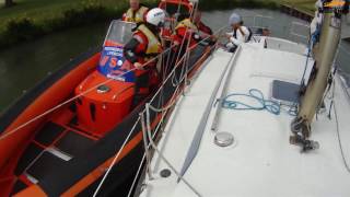 Zeiljacht in problemen door waterplanten in de schroef