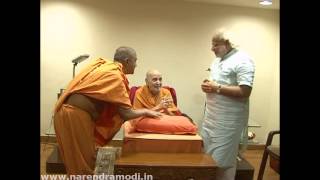 Narendra Modi meets Pramukhswami Maharaj at Swaminarayan Temple