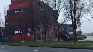 Rotterdam in de haven waait een stapel van 7 containers