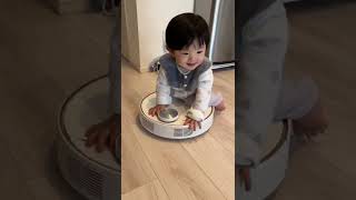 ロボット掃除機を乗りこなす10ヶ月の赤ちゃん　10months old baby riding on the robot vacuum