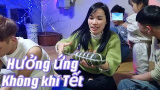 Đưa anh trai ra sân bay về quê hương,  2 mẹ con tham gia chuẩn bị Tết cũng anh chị em Việt Nam