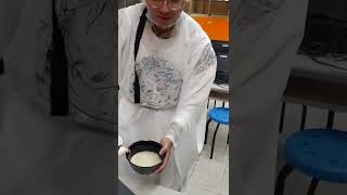 大明高中古風漢服社-向學生說明如何進行宋徽宗最愛的七湯點茶法。