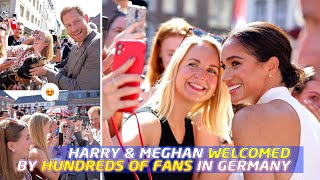 ☺️ Prince Harry & Meghan get warm welcome from Düsseldorf! 🇩🇪💛😭